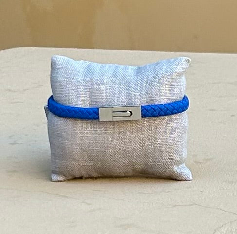 Bracelet - Blue rubber braided with a rectangular silver clasp