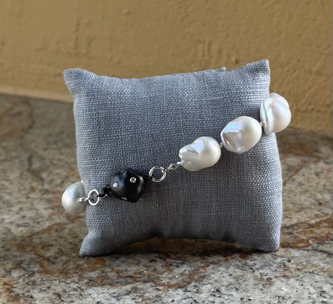 Bracelet - White knotted baroque pearl bracelet with diamond clasp
