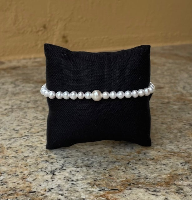 Bracelet - Stretch bracelet with white freshwater pearls