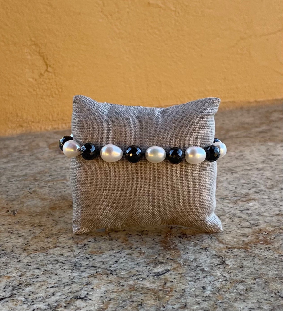 Bracelet - Black spinel - knotted, round and faceted with white rice pearls