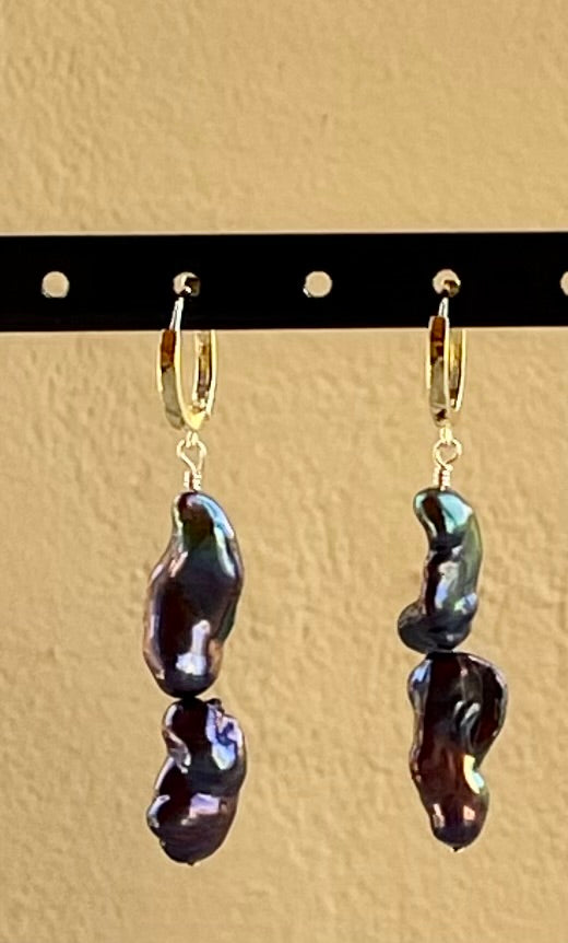 Earrings - Dark plum (peacock) hanging Keshi earrings